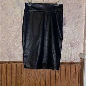 Black faux leather sweet hearts  pencil skirt (L)(nwt)